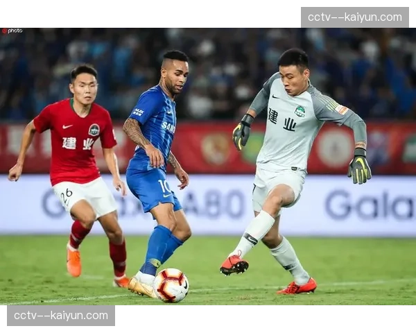 镜头记录：场边球童快速递球，帮助主队完成快发边线球战术