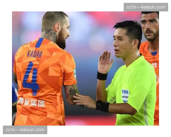 半场统计：双方共领到四张黄牌，比赛强度极大